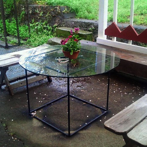 ガラスの丸テーブル